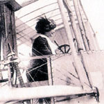 La baronne de La Roche obtient son brevet à Châlons-sur-Marne le 23 octobre 1909 : elle est la 1ère femme pilote au monde.