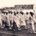 A la cérémonie d’ouverture des Jeux Olympiques de Paris, le 4 mai 1924, 135 athlètes féminines défilent devant la tribune officielle.