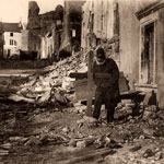 Une tombe dans une rue de Nomeny, en Meurthe-et-Moselle, bombardé le 24 décembre 1914
