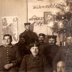 Le canon a tonné tout l’automne 1914 à Sedan. Pendant la trêve de Noël, les soldats allemands sont rassemblés au pied du sapin.