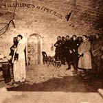 Dans le fort de Douaumont fraîchement reconquis, la messe de minuit du 24 décembre 1916 se tient dans la plus grande sobriété.