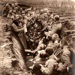 A l’aube du 25 décembre 1914, des soldats allemands sur le front d’Ypres entonnent des champs de Noël, groupés autour d’un sapin illuminé...