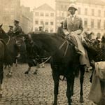 Le 25 octobre 1918, la population de Bruges acclamait leur souveraine à cheval qui avait soutenu les soldats dans l’épreuve de la guerre.